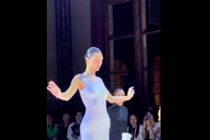 Captura de pantalla del vídeo que mostra com es crea del no res el vestit de Bella Hadid.