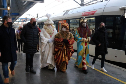 Els Reis d'Orient arriben a Lleida amb el tren de la Pobla per repartir il·lusió entre els infants de la ciutat