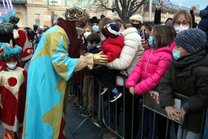 Los Reyes Magos llegan a Lleida con el tren de la Pobla para repartir ilusión entre los niños de la ciudad