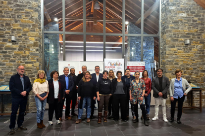 El president de la Diputació de Lleida, Joan Talarn, amb algunes beneficiaries del projecte 'Arrela't al Pirineu', a Sort.