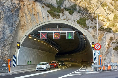 Una señal luminosa a la entrada del túnel de Tresponts, en una imagen de archivo, advierte del límite de velocidad de 60 Km/h.