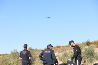 Imagen de la búsqueda, incluso con drones, que hicieron los Mossos d’Esquadra por los alrededores del inmueble de Les Borges. 