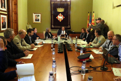 El conseller d'Interior, Joan Ignasi Elena, amb l'alcaldessa de les Borges Blanques,