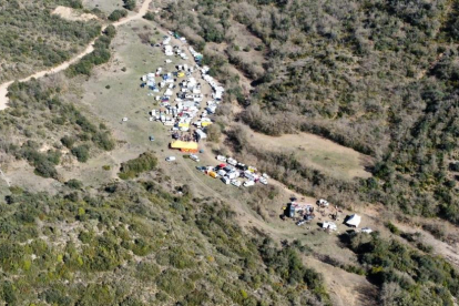 Multitud de caravanas y furgonetas estacionadas en el pareja en el que se llevó a cabo la fiesta.