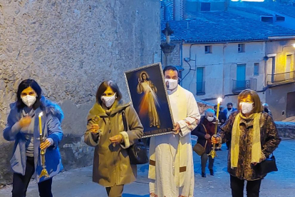 La imagen de Jesucristo, portada por mosén Borja Martín, tras su llegada el pasado sábado a la iglesia de Vinaixa. 