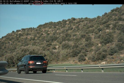 Imatge del vehicle que circulava a 193 km/h per la C-14, al terme de Vilanova de l'Aguda-