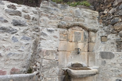La fuente de Viu de Llevata que se ha restaurado.