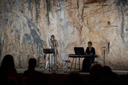  El concierto de Marina Angerri y Marta Mesalles, ayer en la Cova Gran de Santa Linya.