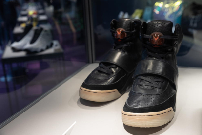 Hong Kong (Xina), 17/04/2021.- Kanye West 'Grammy Worn Nike Air Yeezy 1 Prototype sneakers (R) llauri on display during a Sotheby's auction preview in Hong Kong, Xina, 17 April 2021. The shoes, worn by West in February 2008 during his performance at the 50th Annual Grammy Awards, llauri expected to become the most expensive sneakers ever sold.