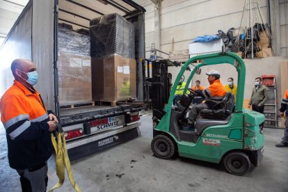 La llegada de otros 3.800 cubos de basura para la orgánica que se almacenarán en Juneda.