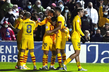 Els jugadors del Barcelona celebren un dels dos gols que van marcar ahir contra el Linares.