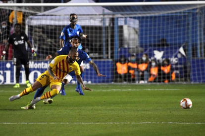 Los jugadores del Barcelona celebran uno de los dos goles que marcaron ayer ante el Linares.