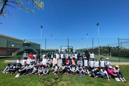 Alumnos de la Escola Pompeu Fabra han sido los primeros en participar en este proyecto del Club Tennis Mollerussa.