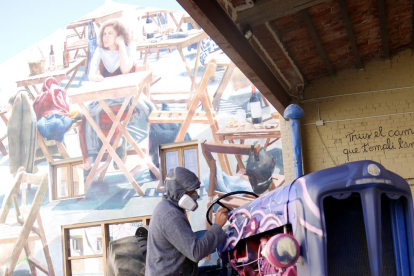 L’artista urbà francès Zeso, a l’agost pintant un tractor al cinquè festival GarGar.