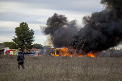 Cremen plàstics i pneumàtics en una zona de barraques a Pardinyes