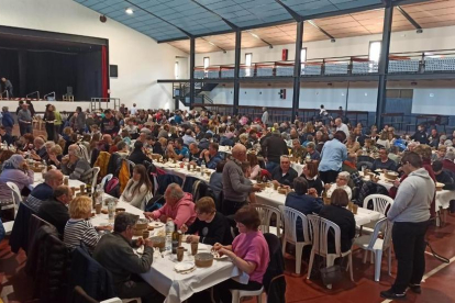 Más de 300 personas asistieron a la comida en L’Albi.