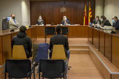 Los dos acusados durante la celebración del juicio en la Audiencia de Lleida.