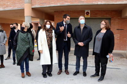 Cambray y Vilagrà, acompañados por el alcalde de Cardona, durante una visita al nuevo acceso de la escuela Patrocini.