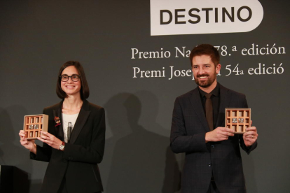 Toni Cruanyes gana el Premio Pla con 'La vall de la llum' e #Inés Martín se lleva la Navidad con 'Laso formas del querer'