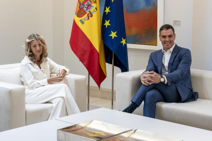 La vicepresidenta segunda y ministra de Trabajo, Yolanda Díaz y el presidente del Gobierno, Pedro Sánchez, durante un encuentro en el Palacio de La Moncloa este martes por la mañana.