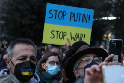 Un cartell reclama en una concentració en contra de l'agressió russa d'Ucraïna que s'aturi la guerra i Putin