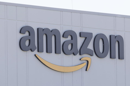 Vista del logo d'Amazon en una de les seues seus, en una fotografia d'arxiu