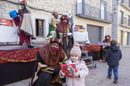 Castellnou d’Oluges. Una niña junto a un paje tras recibir su regalo de manos de los Reyes. 
