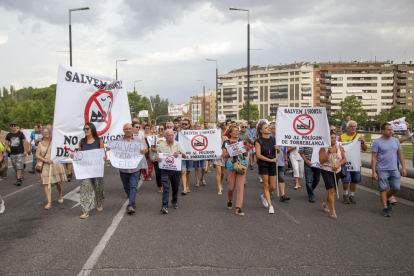 La marcha fue de los Camps Elisis hasta la plaza Paeria, donde se leyó un manifiesto contra el polígono.