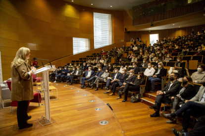 La consellera Cervera, ayer durante su discurso en el auditorio del campus de Cappont de la UdL. 