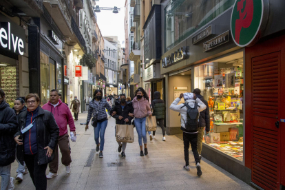 La calle Major desierta la tarde del 14 de marzo de 2020, que era un sábado. A la derecha, imagen del mismo tramo de esta calle ayer lunes por la tarde.