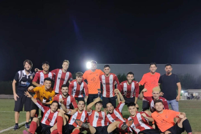 El equipo del CF Puigvertenc celebra el triunfo en el torneo.