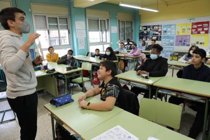 Una clase del colegio Camps Elisis de Lleida con algunos alumnos sin mascarilla y otros con ella.