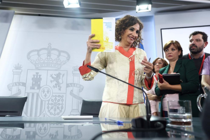 La ministra d'Hisenda i Funció Pública, María Jesús Montero, sosté el llibre dels Pressupostos Generals de l'Estat 2023 després d'una roda de premsa posterior al Consell de Ministres.