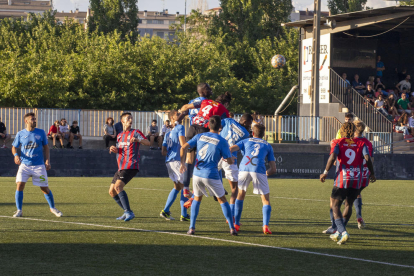 Una acció del partit d’ahir que va enfrontar el Tàrrega a l’Alcarràs.