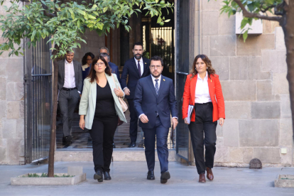 El president de la Generalitat, Pere Aragonès; la consellera de la Presidència, Laura Vilagrà; i la consellera d'Universitats, Gemma Geis, dirigint-se a la reunió del Consell Executiu.