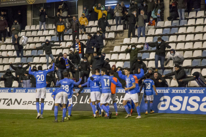 Els jugadors del Lleida celebren amb l’afició la victòria contra el Brea en l’últim partit del 2021.