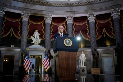 Biden acudió ayer al Capitolio para ofrecer un discurso solemne en el aniversario del asalto.