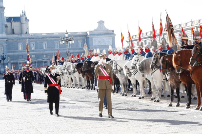 El Rei Felip VI passa revista a les tropes en la Pasqua Militar, al Palau Reial, a Madrid.
