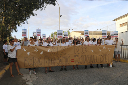 Protesta contra l'assignació d'un professor a P3 a l'escola Els Planells d'Artesa de Segre el dia de l'inici de curs.