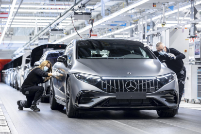 Mercedes-Benz ha iniciat la producció del seu primer sedan elèctric EQ 53 4Matic+ a la factoria alemanya de Sindelfingen.