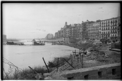 Imatge de la Lleida devastada el gener del 1939, amb el pont Vell sobre el Segre destruït.