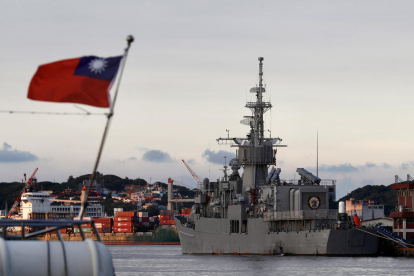 Imagen de una fragata de la Marina de guerra taiwanesa atracada en el puerto de Keelung.