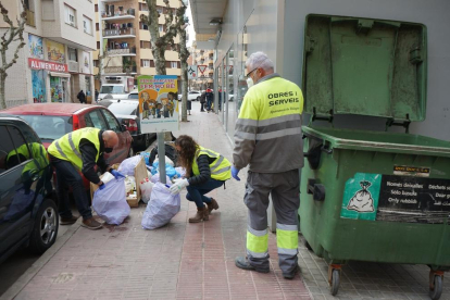 Operaris de la Paeria escorcollant les bosses d’escombraries a la capital de la Noguera.