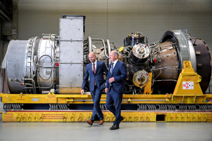 El CEO de Siemens Energy, Christian Bruch, junto al canciller alemán, Olaf Scholz.