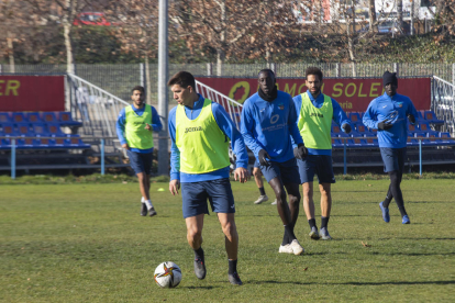 Els jugadors del Lleida ahir al matí entrenant-se a l’Annex amb el Camp d’Esports al fons.