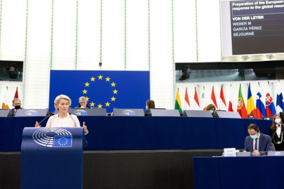La presidenta de la Comissió Europea, l’alemanya Ursula von der Leyen, es dirigeix a l’Europarlament.