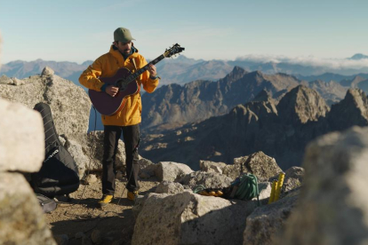En esta ocasión el cantante leridano ha escalado hasta la cima del Besiberri Norte para filmar su nueva composición.