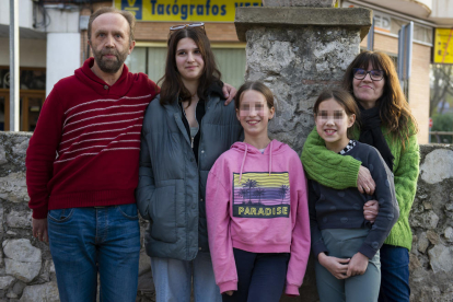 Un matrimonio español viaja 7.500 km para salvar de la guerra a tres niñas ucranianas