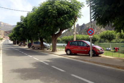 Vehicles aparcats sobre la vorera a Sant Llorenç de Montgai.