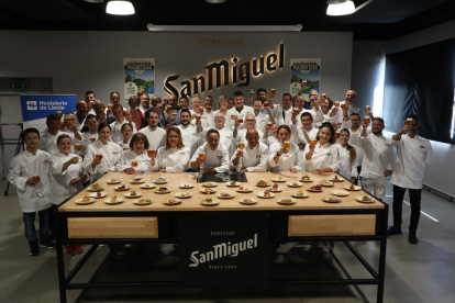 Los representantes de la iniciativa, junto a los padrinos del acto, los chefs Joel Castanyé y Sergio Torres.